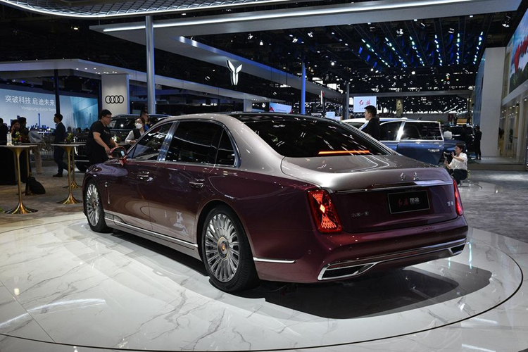 Về truyền động, Hongqi Guoya 2024 cung cấp cho người dùng hai tuỳ chọn, gồm: hệ thống plug-in hybrid 3.0T và hệ thống plug-in hybrid 4.0T, cả hai đều kết hợp với 8AT.