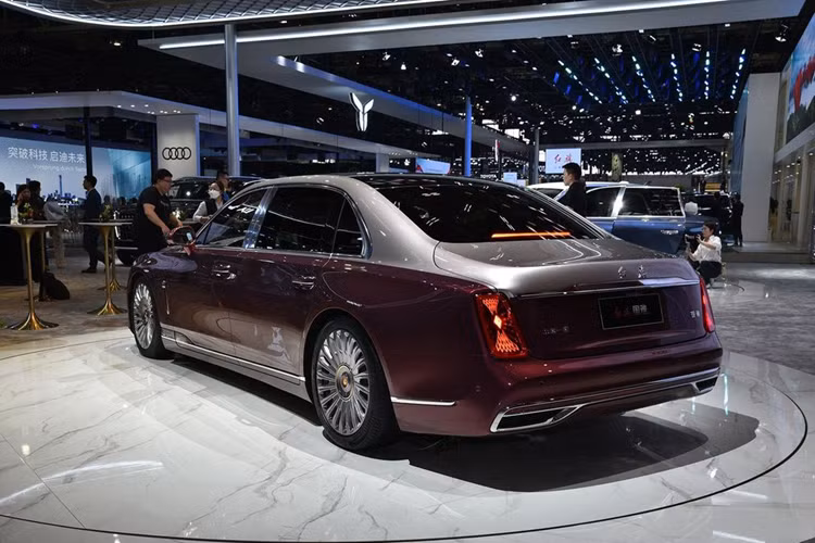 Về truyền động, Hongqi Guoya 2024 cung cấp cho người dùng hai tuỳ chọn, gồm: hệ thống plug-in hybrid 3.0T và hệ thống plug-in hybrid 4.0T, cả hai đều kết hợp với 8AT.