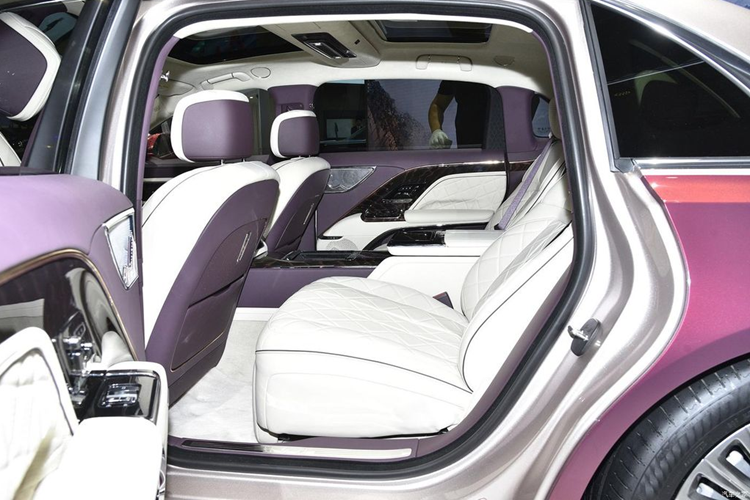 Bước vào trong cabin, Hongqi Guoya 2024 có cấu hình 4 hoặc 5 chỗ ngồi. Nội thất của xe được thiết kế theo kiểu đối xứng, sử dụng các vật liệu mang đến cảm giác sang trọng như ốp gỗ, bọc da mềm và mạ crôm ở một số chi tiết.