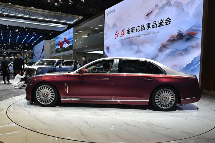 Về kích thước, Hongqi Guoya 2024 có số đo chiều dài x chiều rộng x chiều cao lần lượt là 5.353 mm x 1.998 mm x 1.511mm và chiều dài cơ sở là 3.260mm. Hongqi Guoya 2024 được áp dụng ngôn ngữ thiết kế L-Concept.