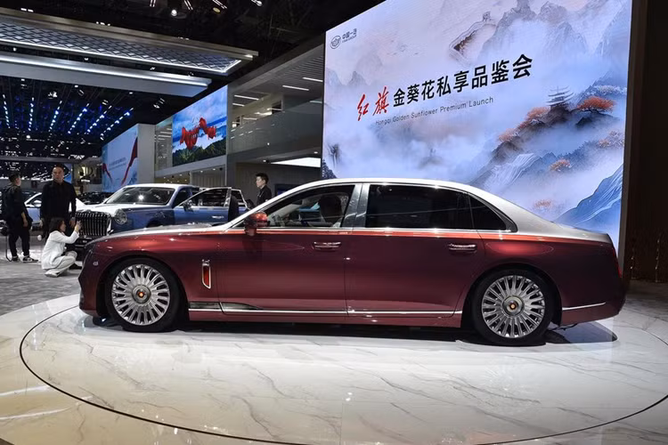 Về kích thước, Hongqi Guoya 2024 có số đo chiều dài x chiều rộng x chiều cao lần lượt là 5.353 mm x 1.998 mm x 1.511mm và chiều dài cơ sở là 3.260mm. Hongqi Guoya 2024 được áp dụng ngôn ngữ thiết kế L-Concept.