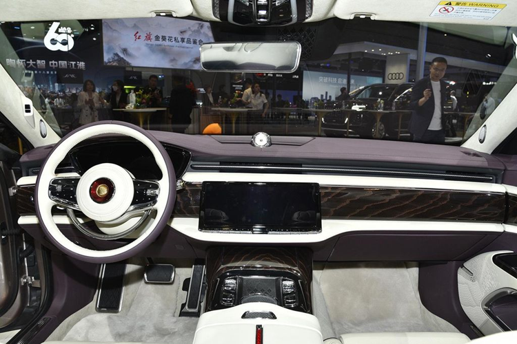 Logo Hongqi ở vị trí trung tâm đầu xe có thể thu vào. Nhìn tổng thể, thiết kế của mẫu xe này giống sự kết hợp giữa các dòng ô tô hạng sang nổi tiếng như Bentley và Rolls-Royce.