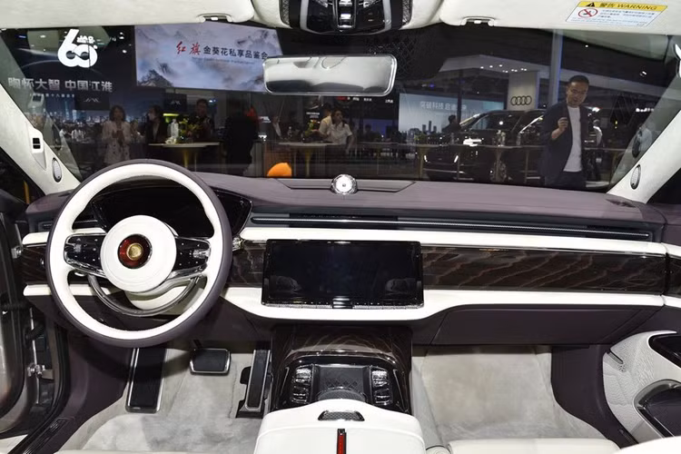 Logo Hongqi ở vị trí trung tâm đầu xe có thể thu vào. Nhìn tổng thể, thiết kế của mẫu xe này giống sự kết hợp giữa các dòng ô tô hạng sang nổi tiếng như Bentley và Rolls-Royce.