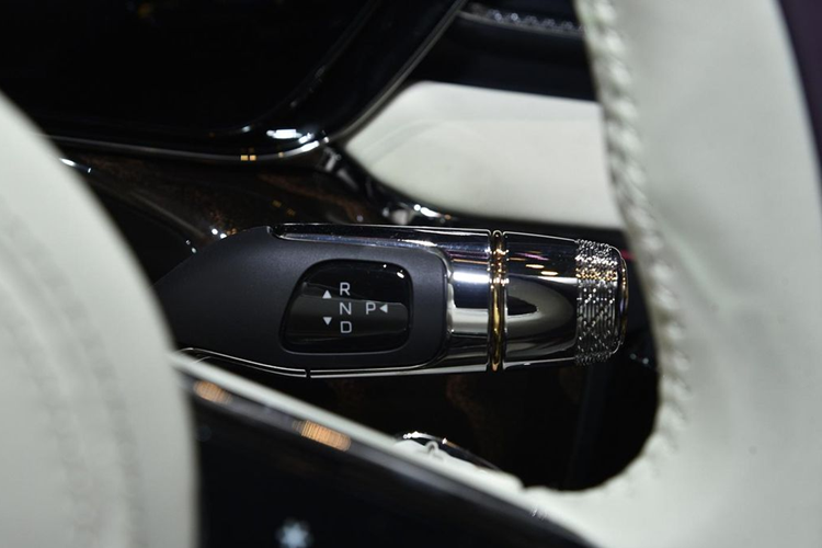 Hongqi Guoya 2024 trưng bày tại Triển lãm ô tô Bắc Kinh là phiên bản 4 chỗ với hai ghế độc lập ở hàng ghế sau có trang bị bệ tỳ tay và khay để cốc ở trung tâm.