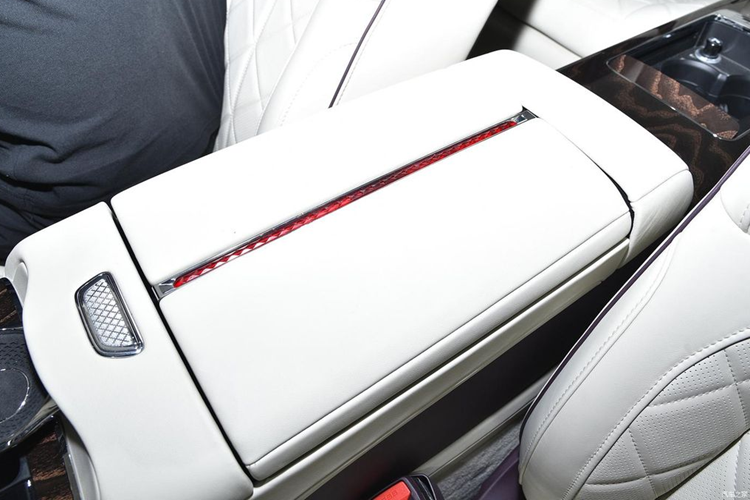 Ngoài ra, phía trước bệ tì tay còn có màn hình cảm ứng để điều khiển các chức năng trên xe như sưởi ghế, massage, điều chỉnh nhiệt độ điều hòa. Các cấu hình khác bao gồm AR-HUD, chế độ tương tác đa chế độ khuôn mặt/giọng nói/cử chỉ và điều chỉnh ánh sáng xung quanh thông minh.