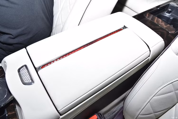 Ngoài ra, phía trước bệ tì tay còn có màn hình cảm ứng để điều khiển các chức năng trên xe như sưởi ghế, massage, điều chỉnh nhiệt độ điều hòa. Các cấu hình khác bao gồm AR-HUD, chế độ tương tác đa chế độ khuôn mặt/giọng nói/cử chỉ và điều chỉnh ánh sáng xung quanh thông minh.