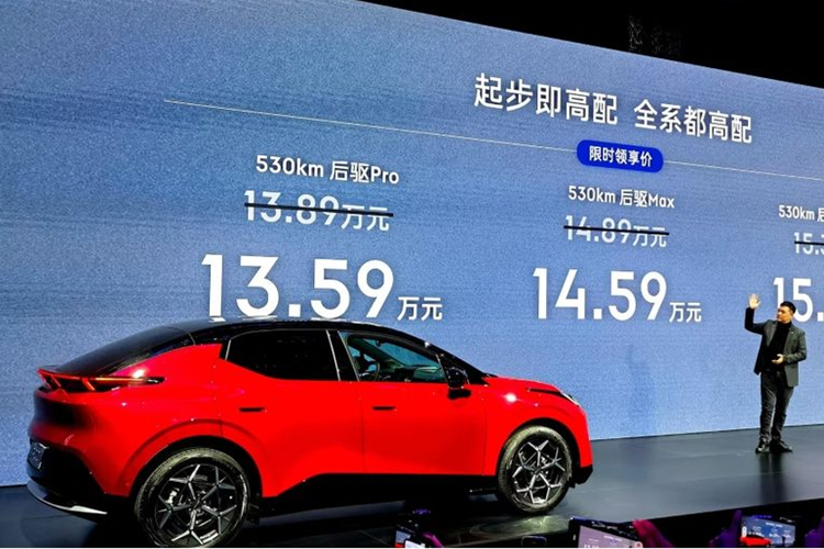 Xe cũng có cụm đồng hồ LCD 10,2 inch, màn hình hiển thị trên kính chắn gió và 14 loa cao cấp. Bảng điều khiển trung tâm có một dải mỏng gồm 63 đèn LED. Cốp xe của Lynk &amp; Co 02 có sức chứa 450 lít. Khi hàng ghế thứ hai gập lại, sức chứa cốp xe đạt 1.410 lít.