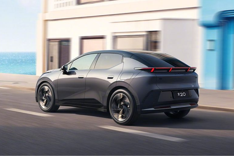 Lynk &amp; Co 02 được phân phối tại Trung Quốc với ba cấu hình trang bị: Pro, Max và Max Daily Edition, mức giá dao động từ 138.900 - 153.900 nhân dân tệ (485 – 537 triệu đồng). Trong đó, tại châu Âu, giá xe Lynk &amp; Co 02 sẽ khởi điểm là 37.000 USD tương đương 942 triệu đồng.