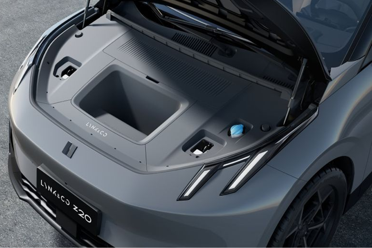Lynk &amp; Co 02 cũng sẽ được phân phối tại châu Âu. Ở thị trường này, mẫu xe thuộc tập đoàn Geely sử dụng động cơ điện mạnh 272 mã lực. Động cơ điện này được cung cấp năng lượng bởi pin NMC ba thành phần 66 kWh với công suất sạc cực đại là 150 kW giúp tăng dung lượng từ 10 đến 80% trong 30 phút.