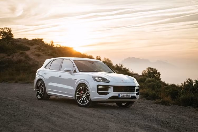 Cùng với rất nhiều cải tiến, các nhà phát triển sẽ tập trung vào hệ thống truyền động nhằm tăng cường hiệu suất của động cơ V8 do Porsche phát triển và chế tạo tại nhà máy Zuffenhausen. Các giải pháp kỹ thuật toàn diện sẽ đảm bảo rằng động cơ tăng áp kép tuân thủ các yêu cầu pháp lý trong tương lai.