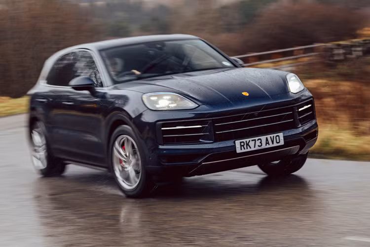 Sau giai đoạn dài phát triển và thử nghiệm trên nền tảng kỹ thuật số, cũng như những chương trình lái thử đầu tiên tại khu vực thử nghiệm của Trung tâm Phát triển ở Weissach, các nguyên mẫu Porsche Cayenne thuần điện đầu tiên được phủ lớp ngụy trang đã rời khỏi nhà máy Porsche.