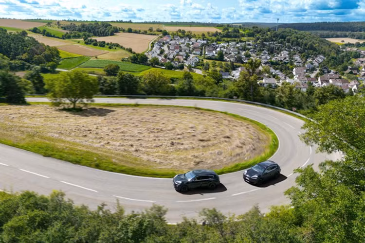 Trong hơn 20 năm qua, SUV Porsche Cayenne hạng sang là dòng xe nổi bật với nhiều ưu điểm khác nhau từ hiệu suất lái đặc trưng của Porsche, sự thoải mái trong trải nghiệm lái xe hàng ngày và khả năng chinh phục địa hình ấn tượng.