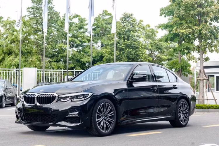 Được biết, lô xe sang BMW 3-Series tồn kho này đang được ưu đãi sâu này sản xuất năm 2021, chứ không phải bản LCI mới nhất. Số lượng xe hiện tại cũng còn rất hạn chế và không có nhiều lựa chọn màu sắc ngoài trắng và đen.