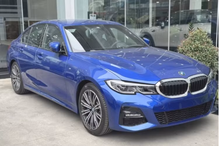 Bản này còn được trang bị gói ngoại thất M Sport thể thao. Cả hai phiên bản của BMW 3-Series 2021 đều dùng mâm loại 18 inch nhưng kiểu dáng không giống bản LCI mới.