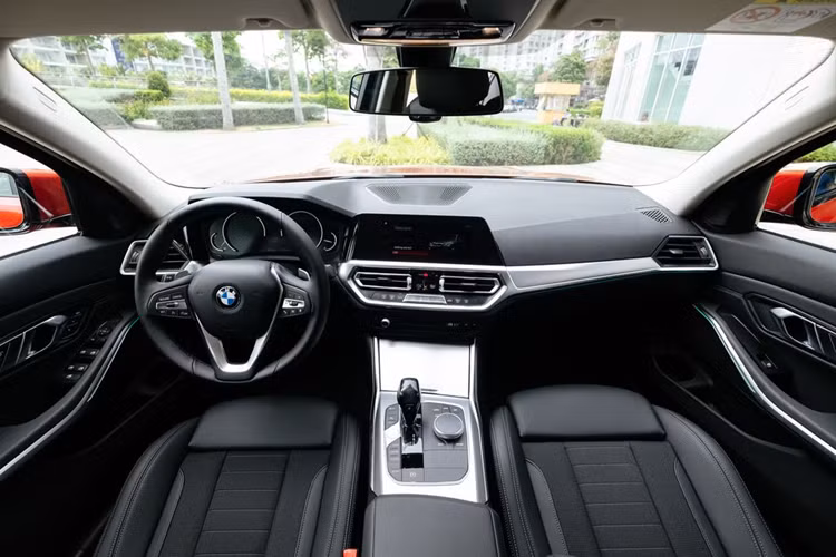 Về nội thất, khoang cabin của BMW 3-Series 2021 vẫn khá hiện đại và rộng rãi. Ở bản tiêu chuẩn, xe được trang bị hai màn hình lớn, kết nối Apple CarPlay/Android Auto không dây, điều hoà tự động 2 vùng và âm thanh 12 loa HiFi.