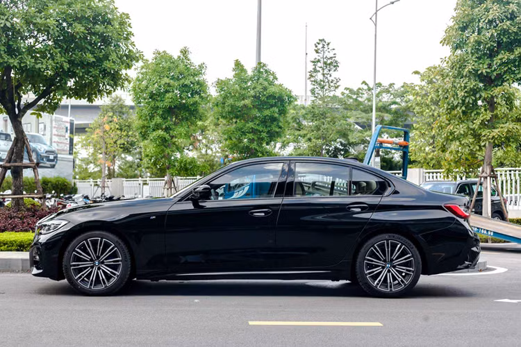 Cung cấp sức mạnh cho BMW 3-Series số VIN 2021 là khối động cơ xăng, tăng áp, dung tích 2.0L, kết hợp với hộp số tự động 8 cấp và hệ dẫn động cầu sau.