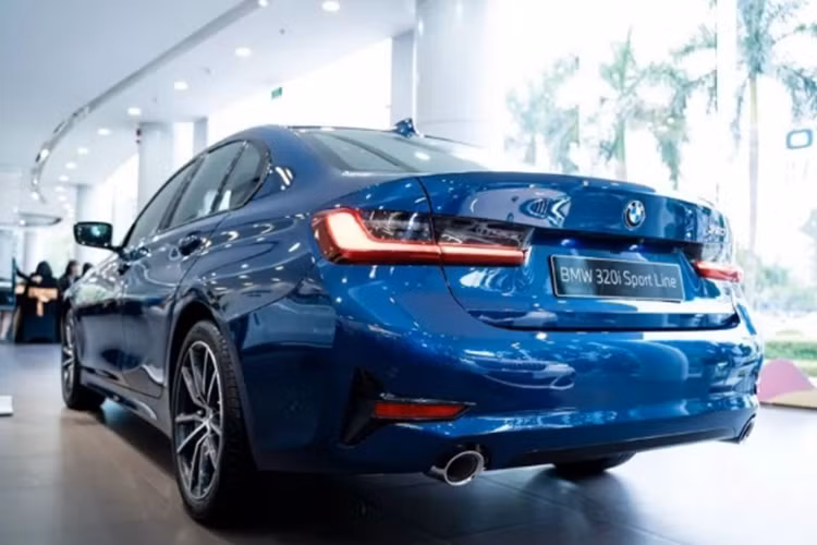 Với mức giá khá hời, cùng trang bị không quá khác biệt, BMW 3-Series bản cũ cũng là một sự lựa chọn hợp lý cho những ai không quá quan tâm đến ngoại hình và năm sản xuất.