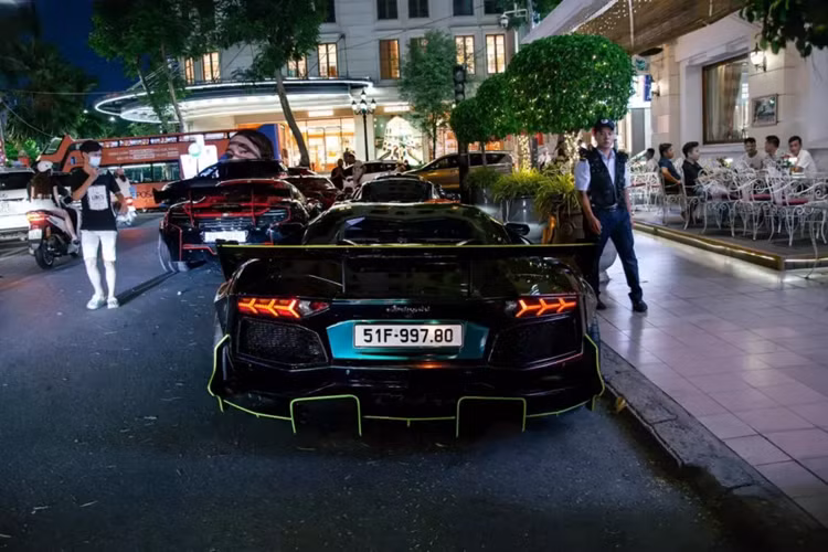 Bên cạnh ngoại thất đổi mới, bên trong khoang lái chiếc siêu xe Lamborghini Aventador LP700-4 mang gói độ Liberty Walk này cũng được thay bộ ghế ngồi mới, bọc da 2 màu xanh và đen, cùng dòng chữ Ultimae, gợi nhớ đến 1 trong các bản giới hạn cuối cùng trên dòng xe Lamborghini Aventador.