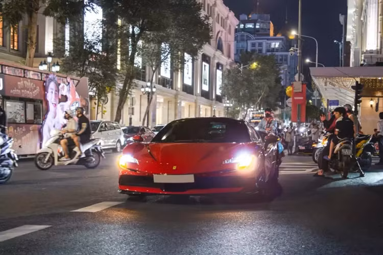 Ferrari SF90 Stradale có thể tăng tốc từ vị trí xuất phát lên 100 km/h trong thời gian 2,5 giây trước khi đạt vận tốc tối đa 340 km/h. Chiếc siêu xe plug-in hybrid đầu tiên của hãng xe Ý có thể hoàn thành quãng đường 25 km chỉ bằng mô-tơ điện trên cầu trước.