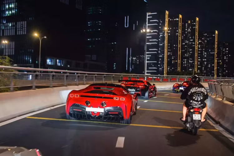 Tiếp đến là trong đoàn siêu xe này có 3 chiếc được độ khủng, 2 trong đó là bản độ Liberty Walk đến từ Nhật Bản đó là 1 chiếc xe Lamborghini Aventador LP700-4, và McLaren 650S Spider, và xe cuối cùng chính là chiếc McLaren 720S độ N-Largo của Novitec.