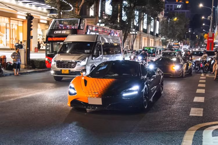 Trong lần bất ngờ tái xuất này, chiếc siêu xe Ferrari SF90 Stradale đầu tiên ra biển số ở Việt Nam vẫn do đại gia lan đột biến cầm lái, siêu xe này có đặc điểm khác biệt so với nhiều xe khác, chính là việc bộ mâm là loại carbon rất đắt tiền.