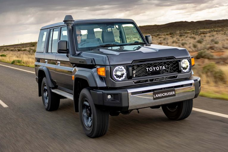 Mặc dù đã trình làng cách đây 40 năm, tuy nhiên, dòng SUV địa hình Toyota Land Cruiser J70 huyền thoại hiện vẫn còn được phân phối tại một số thị trường như Úc hay Nhật Bản. Mới đây, Toyota đã quyết định ra mắt phiên bản nâng cấp của mẫu xe này, bổ sung tùy chọn hộp số sàn 5 cấp.