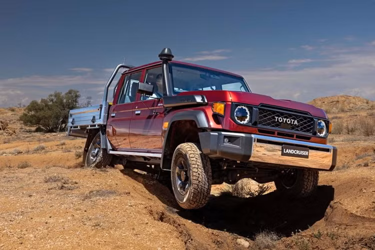 Kết hợp với hộp số này là động cơ diezel 4 xi-lanh 2.8L, cho công suất 201 mã lực và mô-men xoắn 450 Nm. Bên cạnh đó, khối động cơ này còn có thể kết hợp với tùy chọn hộp số tự động 6 cấp. Ở phiên bản Toyota Land Cruiser J70 2024 số sàn này, mô-men xoắn tăng thêm 50 Nm so với bản số sàn, đạt mức 500 Nm.