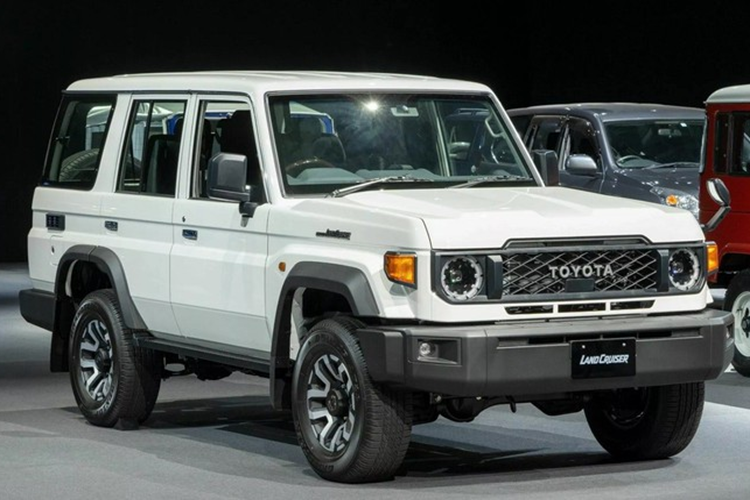 Lựa chọn hộp số tự động sẽ mang lại mô-men xoắn đầy đủ sớm hơn ở mức 1.600 vòng/phút so với 2.400 vòng/phút khi chọn hộp số sàn. Toyota cũng chú ý về tỷ số truyền và kết cấu của hộp số Land Cruiser J70 để phù hợp với nhu cầu sang số liên tục của người dùng.