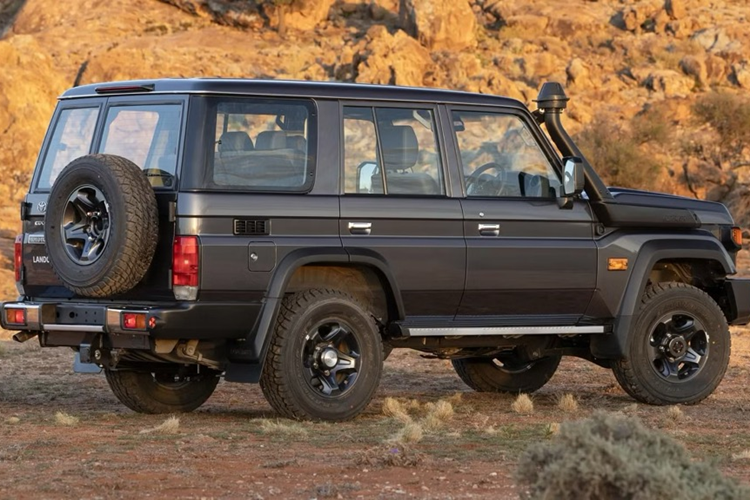 Tuy nhiên, khá đáng tiếc khi mẫu SUV bị loại bỏ hệ thống kiểm soát hỗ trợ xuống dốc. Mức giá xe Toyota Land Cruiser J70 2024 với tùy chọn hộp số sàn có giá bán niêm yết là 50.000 USD (khoảng 1,2 tỷ đồng) tại Úc. Bên cạnh đó, mẫu xe này hiện cũng được phân phối tại quê nhà Nhật Bản và UAE.