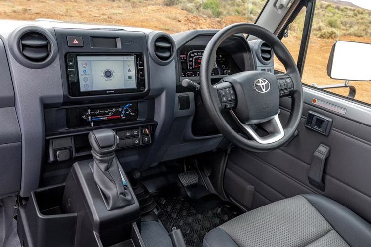 Hộp số sàn có số một đến số ba ngắn hơn để cải thiện hiệu suất khi xuất phát và số năm dài hơn để hỗ trợ hiệu suất nhiên liệu và giảm tiếng ồn của động cơ ở tốc độ cao hơn. Toyota cũng lắp một bánh đà mới, giúp động cơ vận hành hoạt động được trơn tru hơn.