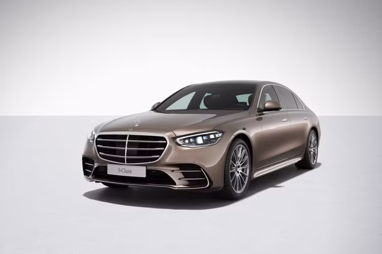 Những thay đổi khác đối với bản nâng cấp chính là bảng màu có thêm hai màu sơn mới là Bạc Verde Silver Metallic và màu Nâu Velvet Brown M etallic và hệ thống thông tin giải trí MBUX được tinh chỉnh với hệ thống menu trực quan hơn, đồng thời cho phép người dùng truyền phát nội dung video RIDEVU từ Sony Pictures Entertainment.