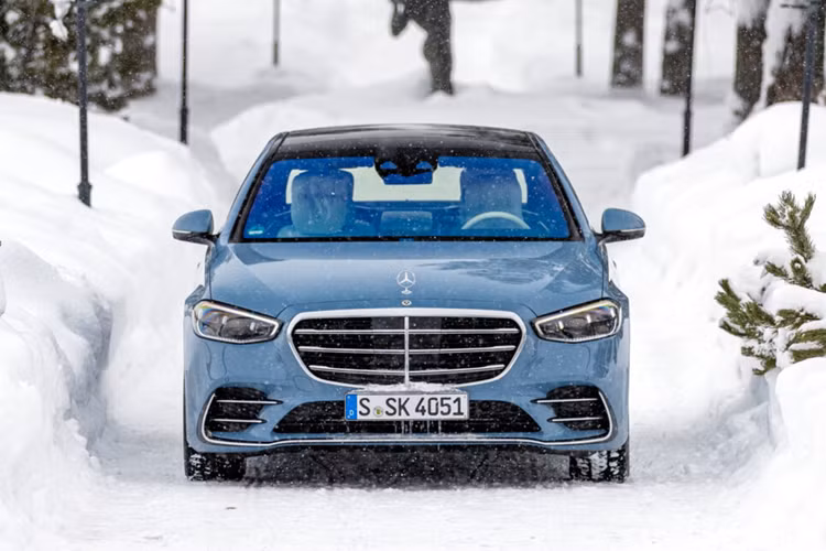 Trước đây, công nghệ này đã có sẵn trên Mercedes-Benz S-Class tại Mỹ và Canada dưới dạng tùy chọn trả thêm tiền.