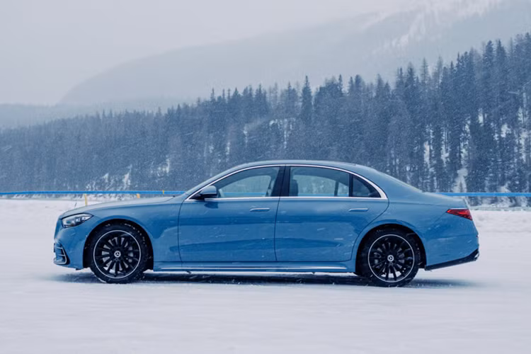 Về nội thất, mẫu xe sedan hạng sang Mercedes-Benz S-Class 2025 được trang bị các phần tựa đầu phía trước tiêu chuẩn thoải mái hơn với các tấm đệm bổ sung. Chi tiết rất nhỏ này nhưng thể hiện sự tinh tế của thương hiệu.