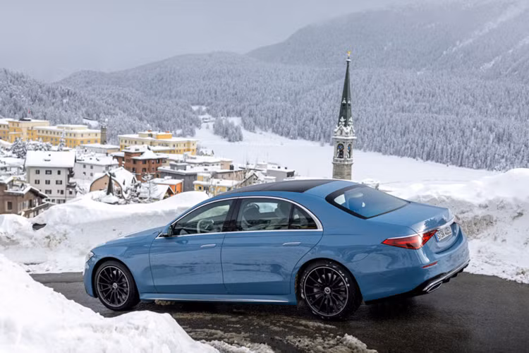 Mercedes cho biết phiên bản nâng cấp sẽ có sẵn để đặt hàng từ cuối tháng này tại các thị trường châu Âu và Mỹ. Mức giá xe Mercedes-Benz S-Class 2025 chưa được công bố chính thức.