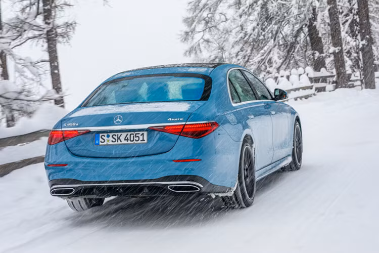 Ngoài ra, phiên bản này cũng được cập nhật tính năng tự động lái cho mẫu xe ở châu Âu với việc bổ sung tính năng chuyển làn đường tự động. Với tính năng này, chiếc xe khi nhận dạng thấy có đủ không gian để vượt qua một chiếc xe chậm hơn, chiếc xe sẽ tự động thực hiện thao tác này.