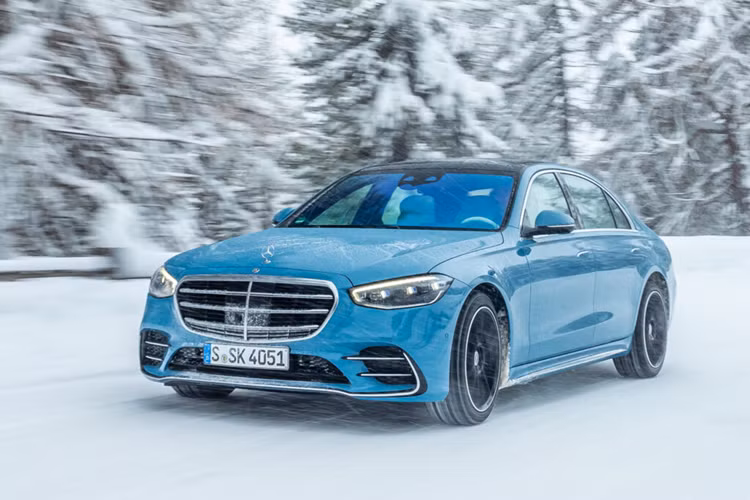 Đến nay sau gần 5 năm, thương hiệu đã cho ra mắt phiên bản Mercedes-Benz S-Class 2025 nâng cấp nhẹ giữa vòng đời với những cải tiến nhỏ nhằm chú trọng hướng tới cảm giác thoải mái, thư giãn cho hành khách trong xe.