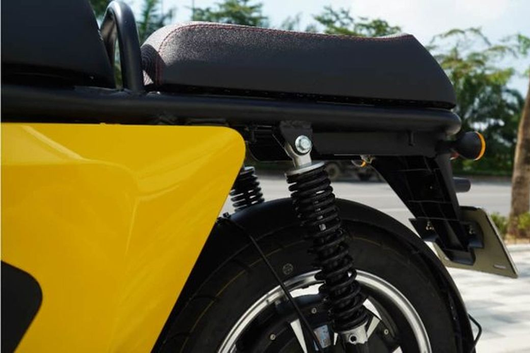 Theo công bố của nhà sản xuất, Selex Camel 2 có công suất tối đa 4000W và mô-men xoắn 140Nm, tăng hơn 40% so với mẫu Camel 1. Xe có tốc độ tối đa 80km/h. Camel 2 được trang bị tối đa 3 pack pin tiêu chuẩn có thể hoán đổi của Selex, cung cấp phạm vi hoạt động lên tới 150km.