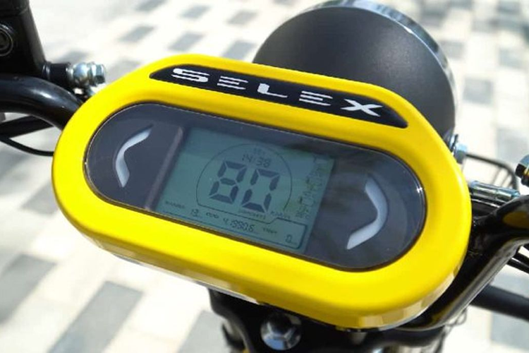 Về trang bị, Selex Camel 2 vẫn sở hữu một số trang bị tương tự như trên Camel 1, gồm: hệ thống đèn chiếu sáng LED, giỏ hàng, cụm đồng hồ LCD hiển thị đầy đủ thông tin xe, bánh trước với vành thể thao 5 chấu và phanh đĩa đơn cả hai bánh.