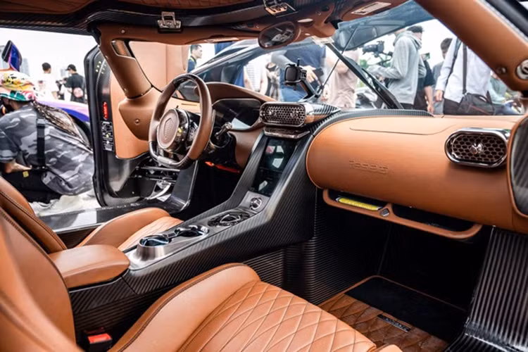 Siêu phẩm Koenigsegg Regera được trang bị hệ dẫn động hybrid bao gồm động cơ máy xăng V8, Biturbo, dung tích 5.0 lít kết hợp cùng 3 mô-tơ điện. Công suất tổng cộng trên siêu xe Koenigsegg Regera là 1.500 mã lực, và mô-men xoắn cực đại của xe Koenigsegg Regera sẽ là 2.000 Nm.