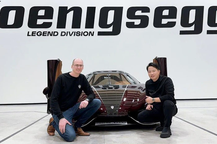 Không để cư dân mạng phải tò mò quá lâu, mới đây, dân chơi Hoàng Kim Khánh đã chia sẻ quá trình vận chuyển siêu xe triệu đô Koenigsegg Regera từ Thụy Điển về Campuchia sẽ mất khoản chi phí là 22.150 Euro, tương đương 563 triệu đồng, số tiền này tương đương hoặc cao hơn giá bán niêm yết của các dòng xe sedan hạng B.