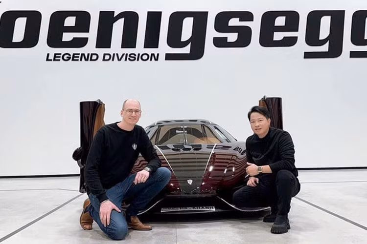 Không để cư dân mạng phải tò mò quá lâu, mới đây, dân chơi Hoàng Kim Khánh đã chia sẻ quá trình vận chuyển siêu xe triệu đô Koenigsegg Regera từ Thụy Điển về Campuchia sẽ mất khoản chi phí là 22.150 Euro, tương đương 563 triệu đồng, số tiền này tương đương hoặc cao hơn giá bán niêm yết của các dòng xe sedan hạng B.