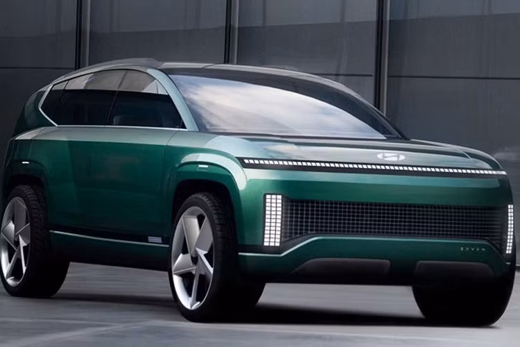 Mẫu SUV điện Hyundai Ioniq 9 2025 này có kích thước tương đương Kia EV9 và xếp trên Ioniq 5 và Ioniq 6 trong dải sản phẩm xe điện của Hyundai. Mặc dù những hình ảnh teaser không tiết lộ toàn bộ thiết kế của Ioniq 9, tuy nhiên, vẫn có thể dễ dàng nhận ra Ioniq 9 giữ được nhiều đường nét thiết kế từ bản SEVEN Concept.