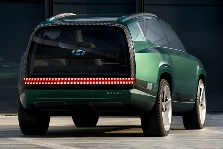 Hiện tại, chưa có thông tin chính thức về hệ thống truyền động của mẫu SUV Hyundai Ioniq 9 2025 chạy điện này, tuy nhiên Hyundai có thể tận dụng hệ thống truyền động điện đang sử dụng trên Kia EV9 với với các bộ pin 76,1 kWh và 99,8 kWh, đi kèm nhiều tùy chọn mô-tơ điện cho công suất từ 215 mã lực đến 576 mã lực.