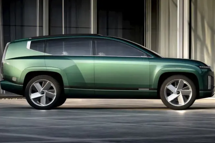 Hiện tại, chưa có hình ảnh teaser nào về phần đuôi xe của chiếc SUV điện 3 hàng ghế này, nhưng ảnh chụp bên hông cho thấy đèn LED pixel tạo thành hình chữ T. Hyundai cho biết các đường chéo cắt ngang thân xe được lấy cảm hứng từ Hanbok - trang phục truyền thống của người Hàn Quốc.