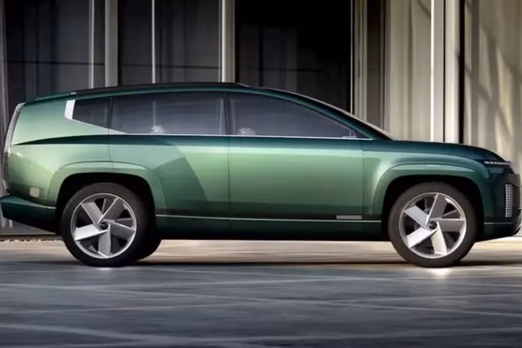 Hiện tại, chưa có hình ảnh teaser nào về phần đuôi xe của chiếc SUV điện 3 hàng ghế này, nhưng ảnh chụp bên hông cho thấy đèn LED pixel tạo thành hình chữ T. Hyundai cho biết các đường chéo cắt ngang thân xe được lấy cảm hứng từ Hanbok - trang phục truyền thống của người Hàn Quốc.