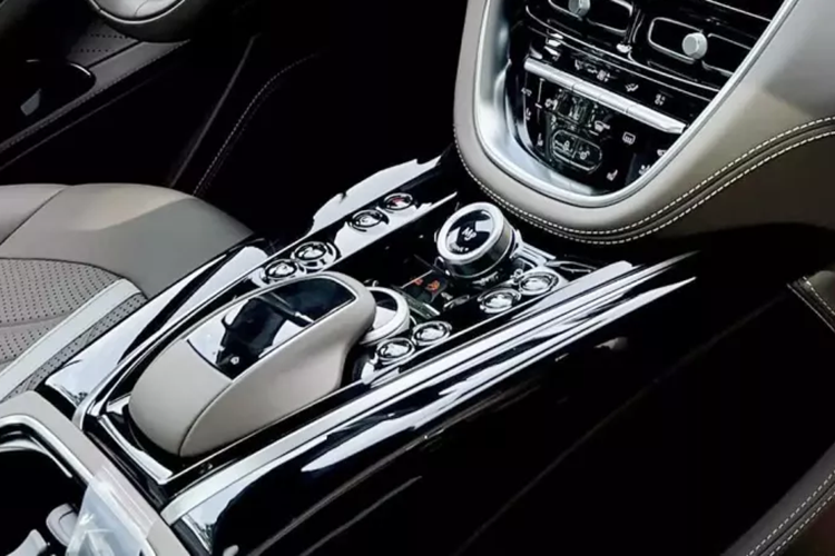 Giá xe Aston Martin DBX707 chính hãng đang bán ra tại Việt Nam từ 21,8 tỷ đồng, mức giá này đã có 2 lần điều chỉnh, ban đầu hãng đưa ra giá tận 23,8 tỷ đồng, sau đó hãng đưa ra giá bán 20,8 tỷ đồng và lần chốt giá gần nhất là từ 21,8 tỷ đồng.