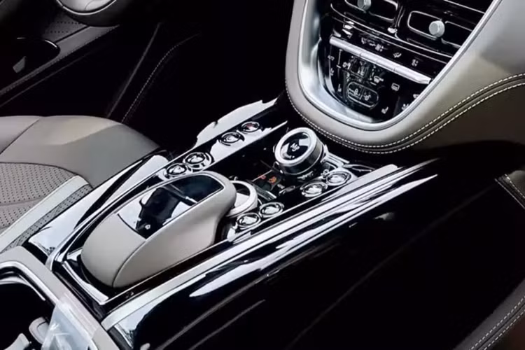 Giá xe Aston Martin DBX707 chính hãng đang bán ra tại Việt Nam từ 21,8 tỷ đồng, mức giá này đã có 2 lần điều chỉnh, ban đầu hãng đưa ra giá tận 23,8 tỷ đồng, sau đó hãng đưa ra giá bán 20,8 tỷ đồng và lần chốt giá gần nhất là từ 21,8 tỷ đồng.