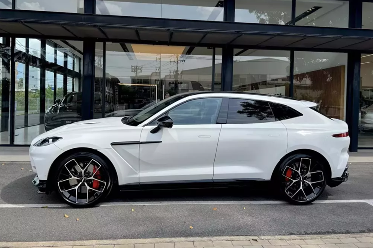 Chỉ biết rằng, cấu hình của xe khác biệt so với 3 xe về trước đó, nhất là bộ áo màu trắng rất lịch lãm. Đến nay, chiếc xe Aston Martin DBX707 này đã xuất hiện tại đại lý chính hãng tại TP HCM. Hiện chưa rõ, là chiếc SUV nhanh nhất thế giới này đã có chủ nhân hay chưa.