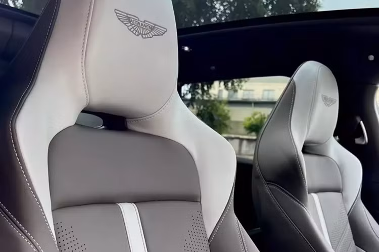 So với Aston Martin DBX, dòng xe Aston Martin DBX707 có nhiều sự khác biệt ở ngoại hình, trang bị nội thất và điểm khen chính là việc khối động cơ mang mã M177 đã được thông nòng, giúp Aston Martin DBX707 trở thành 1 trong các chiếc xe SUV nhanh nhất thế giới hiện nay.
