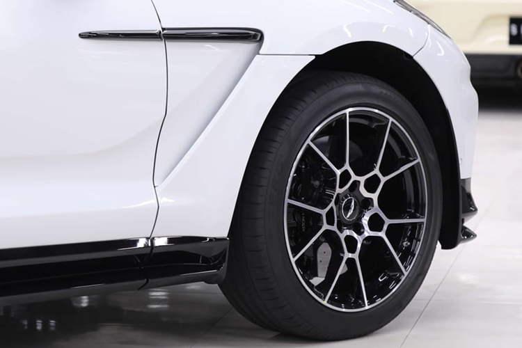 SUV hạng sang tốc độ Aston Martin DBX 707 được trang bị khối động cơ V8, dung tích 4.0 lít, tăng áp kép do Mercedes-AMG phát triển như bản tiêu chuẩn nhưng đã được nâng cấp nhiều hạng mục giúp công suất tối đa cuối cùng của xe đạt được là 697 mã lực và mô-men xoắn cực đại 900 Nm, tức xe đã được bơm thêm vào 155 hp và 200 Nm.